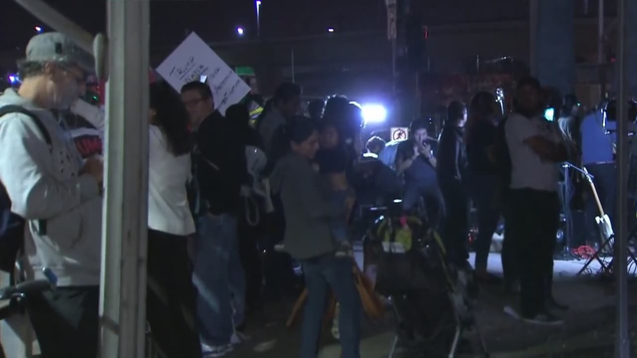 Marchan para pedir que Los Ángeles se comprometa en la protección de inmigrantes