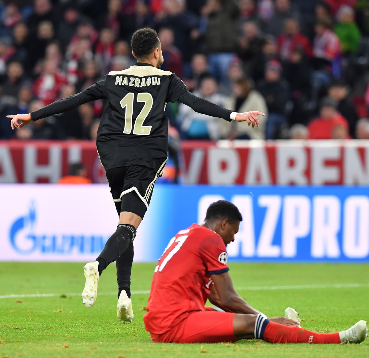 El lateral recibió de Dusan Tadic y de pierna izquierda definió aprovechando un toque en el defensa local para que Neuer no alcanzara a llegar a la pelota.