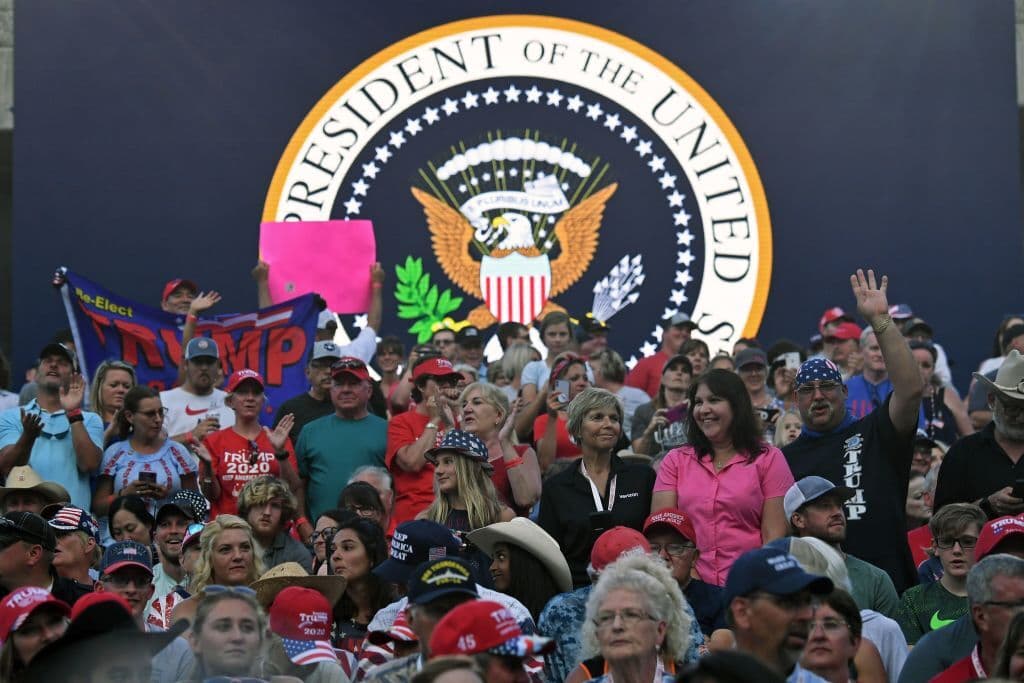 Los partidarios del presidente de los Estados Unidos, Donald Trump, asisten a los eventos del Día de la Independencia en el Memorial Nacional Mount Rushmore en Keystone, Dakota del Sur, 3 de julio de 2020.