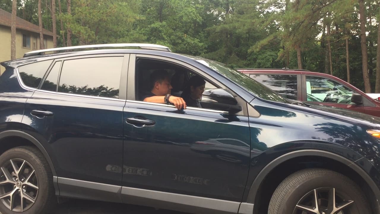 Las comunidades inmigrantes de Georgia vivieron entre los rumores y el miedo el inicio de lo que según el gobierno federal serán varios días de operativos para poner bajo custodia y deportar a indocumentados. En horas de la tarde de este domingo, tanto grupos activistas como Inmigración no habían confirmado detenciones en la región. Al norte de Atlanta, más de 70 personas se reunieron desde muy temprano en la sede de la organización Alianza Latina de Georgia por los Derechos Humanos (GLAHR), desde donde se formaron una decena de grupos que salieron a verificar si agentes del Servicio de Inmigración y Control de Aduanas de los Estados Unidos (ICE) estaban en los vecindarios arrestando a personas.