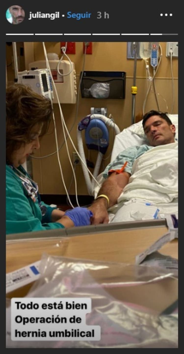 En ese entonces publicó dos imágenes, una donde 
<b>viste una bata</b> y está recostado en una cama de hospital.
<br>