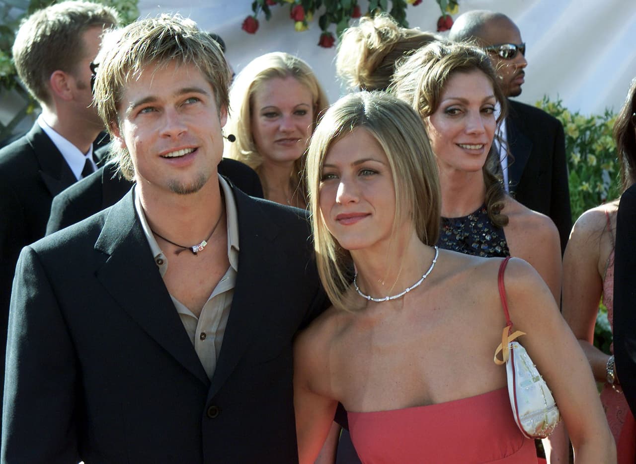 Jennifer Aniston y Brad Pitt se casaron en el año 2000 y se separaron cuatro años después. En una entrevista que ofreció en 2005 para la revista
<b><a href="https://archive.vanityfair.com/article/2005/9/the-unsinkable-jennifer-aniston" target="_blank">Vanity Fair</a>,</b> la actriz reveló que así como la noticia de Brad y Angelina en África con Maddox había sorprendido al mundo, ella también lo estaba.