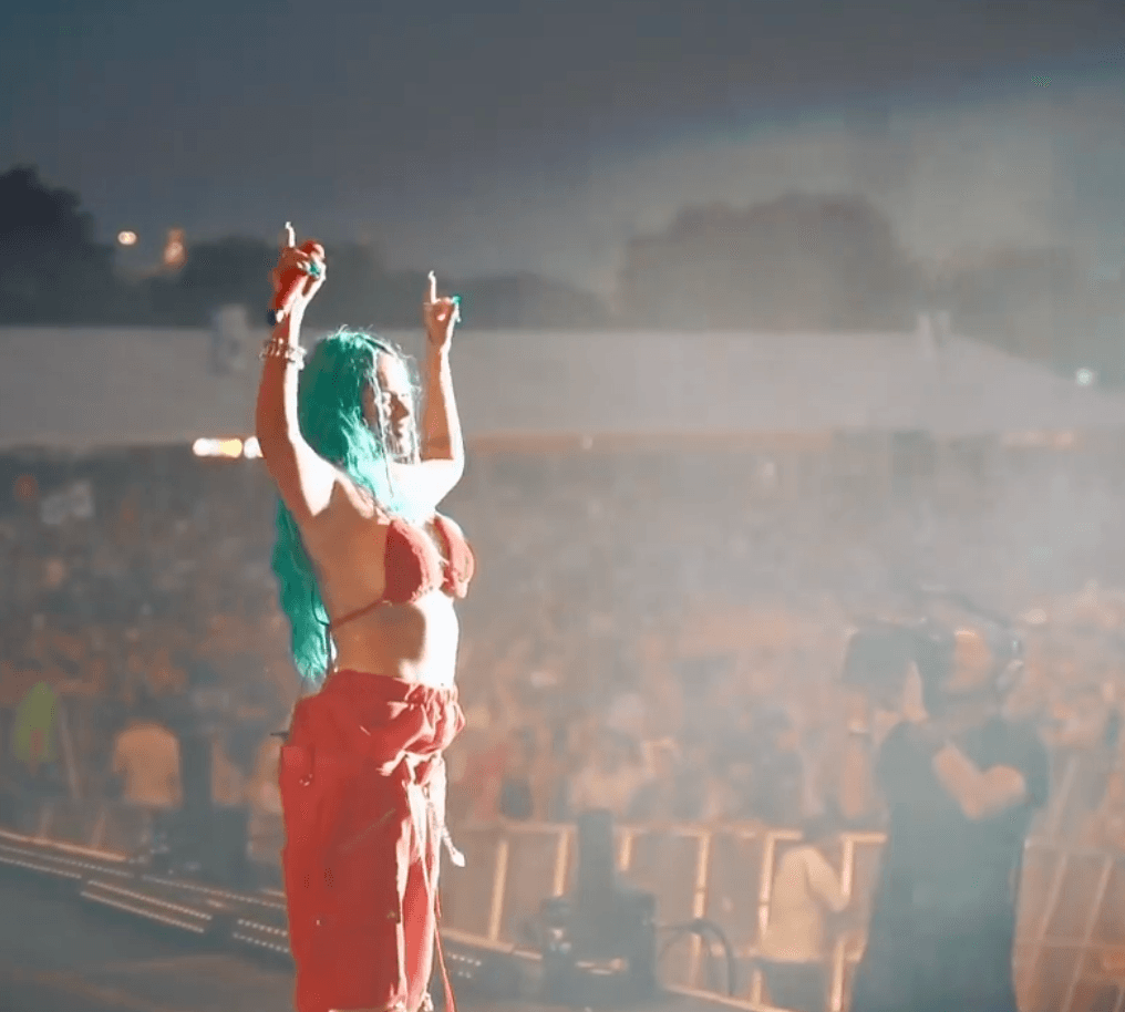 Para finalizar un mes lleno de 'statements' de estilo, la cantante de ’Tusa’, dejó sorprendidos a sus seguidores en Barranquilla, Colombia, porque se vistió con un exótico traje de color naranja fluorecente, uno de los colores alusivos al carnaval para celebrar a Joselito, personaje que simboliza el goce, inicio y finalización de las fiestas.