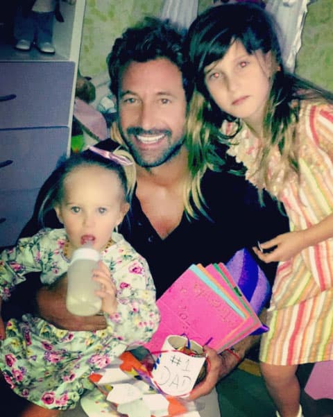 Este 2016 sus pequeñas le dieron un inolvidable día del padre: "Ayer recibiendo todos los regalos q me hicieron mis hijas. FELICIDADES a todos los q como yo tienen la gran bendición y dicha de ser padres #soblessed #1dad #amoserpapa".