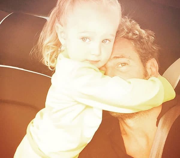 Gabriel está muy orgulloso de sus hijas, por eso siempre escribe lindos mensajes al respecto en la redes sociales: "Amor apache #mybabygirl #metraeloco".