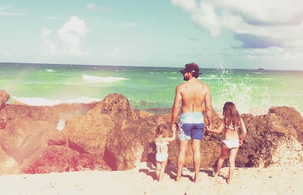 Este sexy galán es un hombre muy cariñoso con sus hijas, las apapacha en todo momento y es muy comprensivo con ellas.