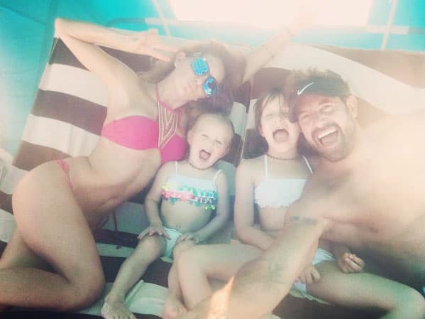 Pero sin duda alguna la faceta que más disfruta en la vida es la de ser padre de familia, junto a su esposa tiene a dos hermosas princesas.