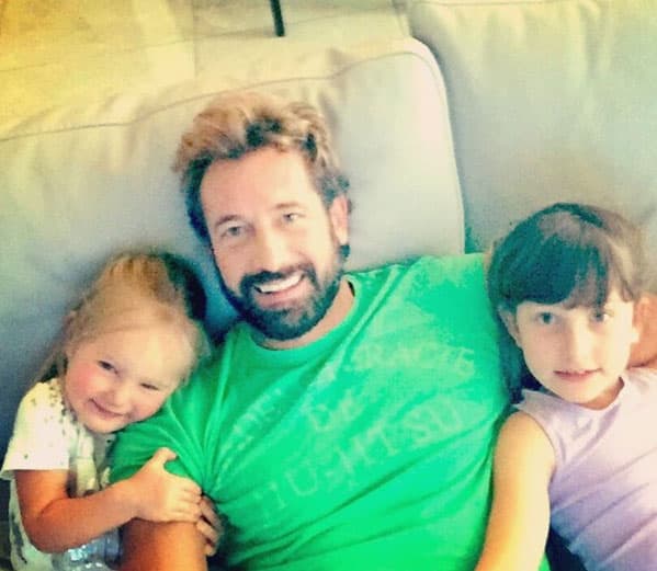 Cuando puede lleva a sus pequeñas a las grabaciones de la nueva telenovela que protagoniza: "Agarrando fuerza para mí llamado nocturno de @vinoelamor #ellassonmimotor #mybabies #myenergy".