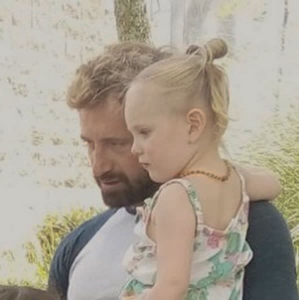 Gabriel es el ejemplo de lo que es ser un buen padre, muy cariñoso y responsable.