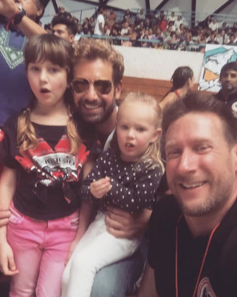 Las lleva a los eventos deportivos en los que participa o simplemente para apoyar a sus amigos.