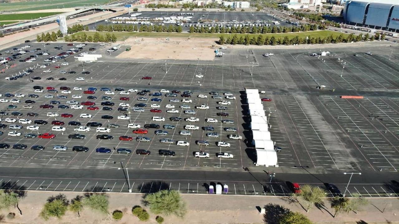  "En una hora salimos": dice hispana que se vacunó en centro del estadio State Farm