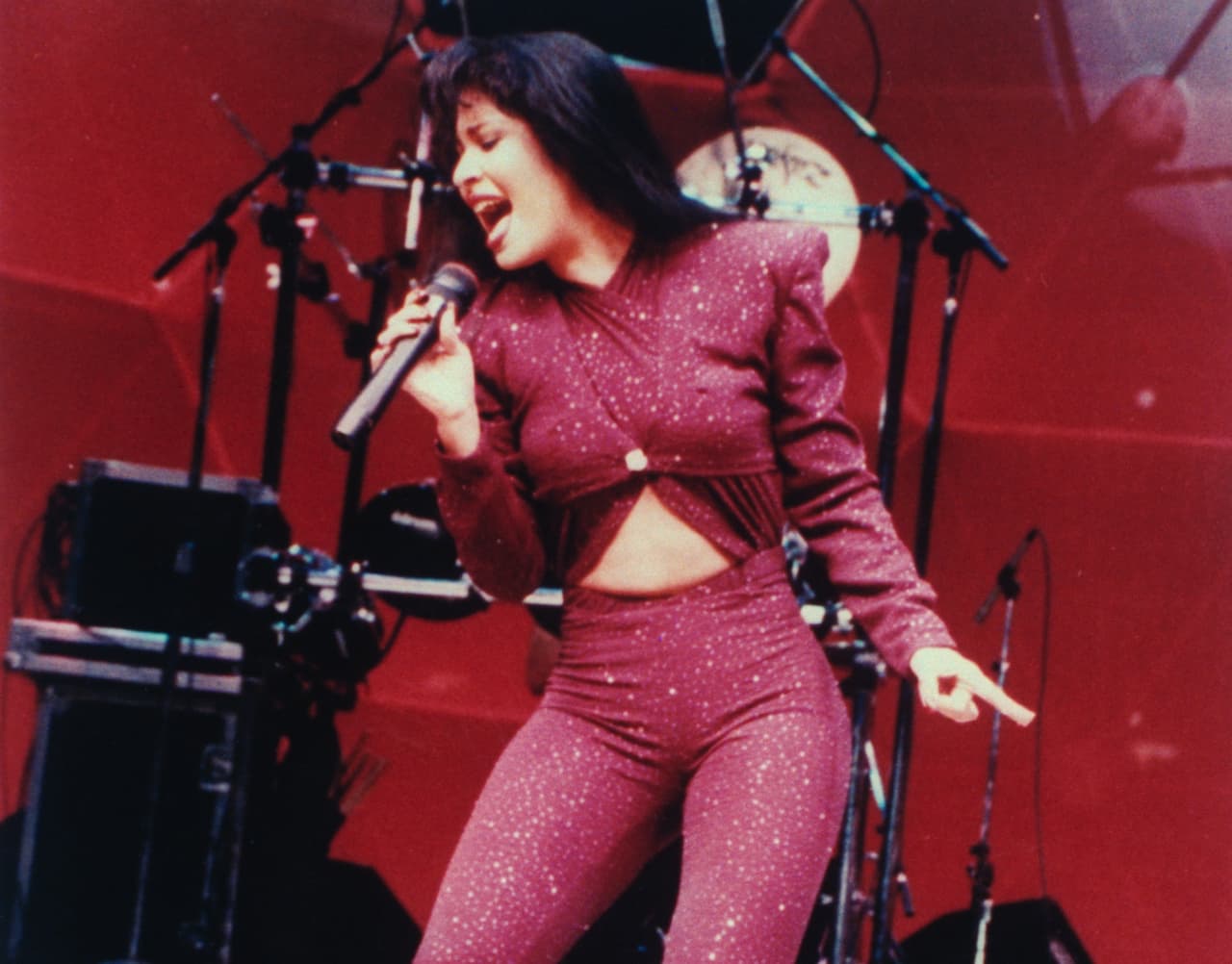 Selena Quintanilla Pérez fue una cantante estadounidense de ascendencia mexicana que hizo famoso el 'Tex-Mex'. Fue empresaria, modelo, actriz y diseñadoraa de moda.