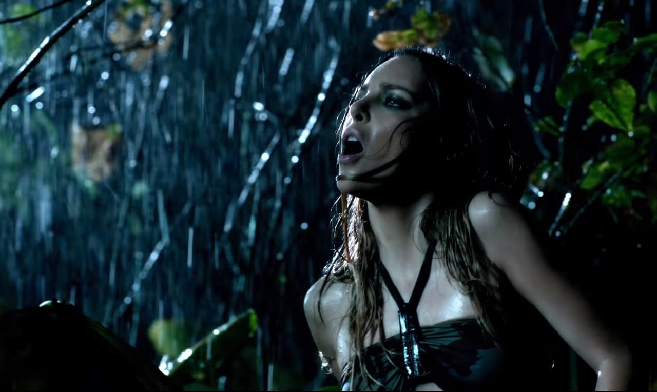 Dentro del video con ritmo electro pop, Belinda tiene escenas en una jungla, donde luce un bikini.