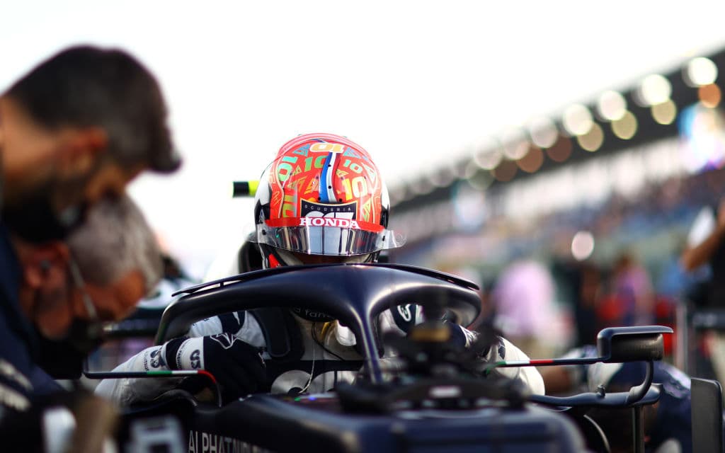 Lewis Hamilton y Mercedes Benz se llevan el Gran Premio de Qatar. El piloto británico logra superarlos y quedarse en la primera posición y por buen tiempo, seguido de Max Verstappen de Red Bull y, en esta ocasión, el español Fernando Alonso le rebató el tercer lugar a Sergio Pérez, quien se vio forzado a hacer doble parada y perder podio.