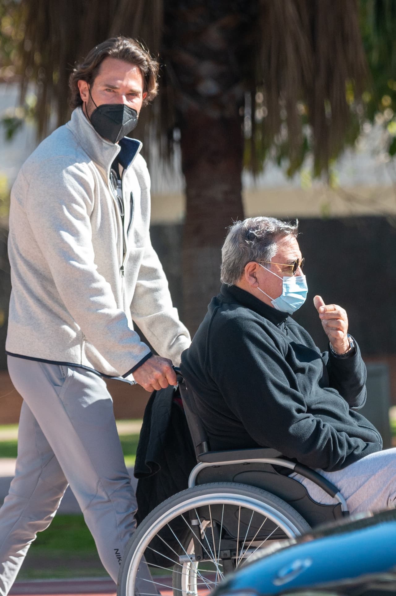 Estas fotos de paparazzi lo muestran en 
<b><a href="https://www.univision.com/famosos/estos-son-los-famosos-que-por-fin-dejaron-ver-a-sus-padres-en-las-redes-sociales-fotos" target="_blank">su faceta como hijo. </a></b>
<br>