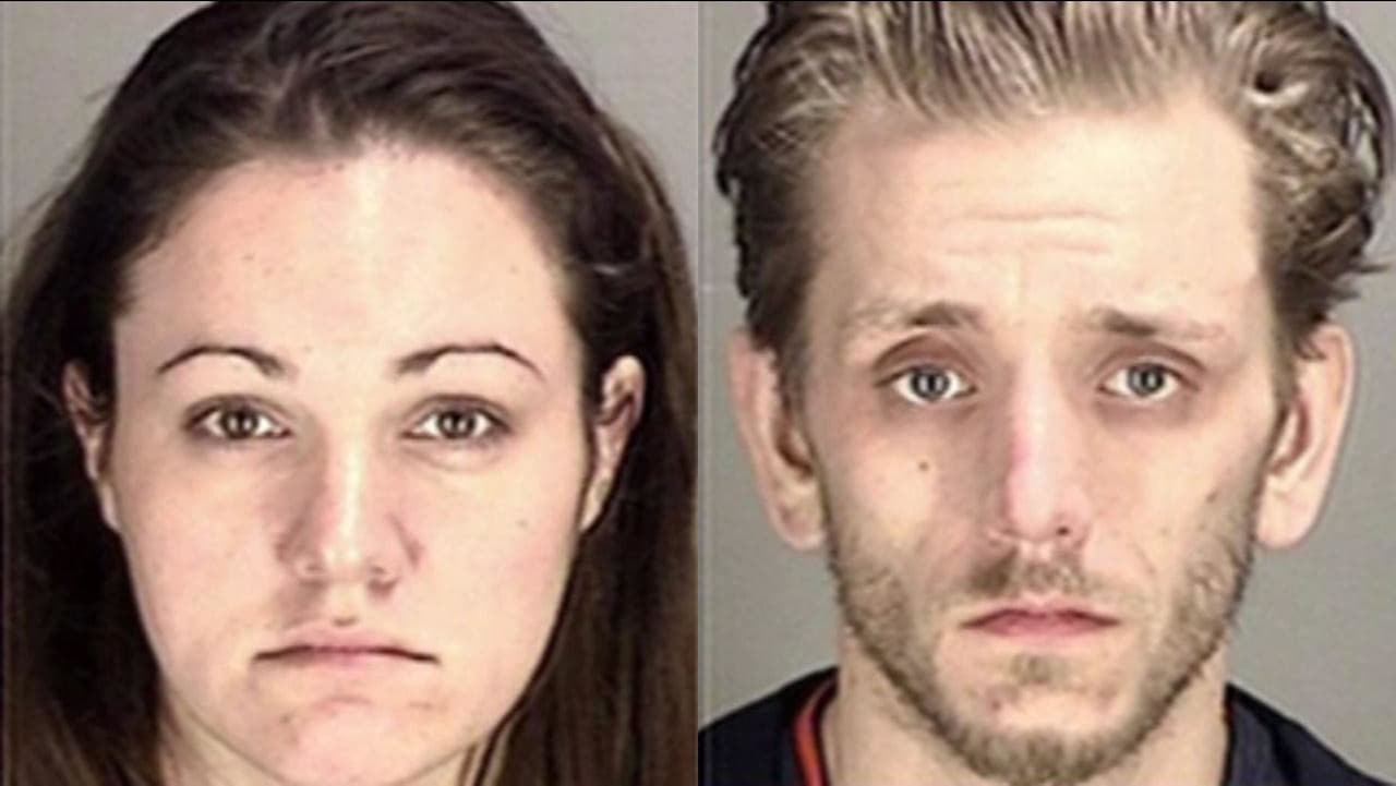 En 2014, Sarah Lynn Krueger, de 27 años, y su novio Ryan Scott Warner, de 29 años, mataron a su hija de tres años, Kayleigh Slusher, que fue encontrada parcialmente congelada en el apartamento de la pareja.
<br>
<br>"Estuvo allí por al menos varias horas", dijo la fiscal adjunta de distrito de Napa Valley, Kecia Lind, 
<a href="https://people.com/crime/california-mom-boyfriend-stuffed-girl-body-freezer/" target="_blank">a PEOPLE sobre Kayleigh, quien murió a causa de múltiples lesiones</a>. "Su cuerpo todavía estaba extremadamente frío al tacto cuando los oficiales la encontraron".
<br>
<br>La pareja fue arrestada al día siguiente, poco después de que una mujer los vio en un restaurante IHOP.