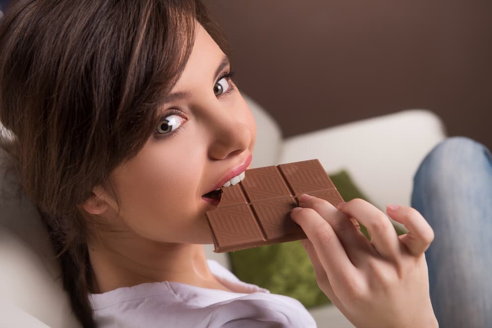 Chocolate. El chocolate tiene antioxidantes lo que ayuda a reparar el daño provocado por los radicales libres.