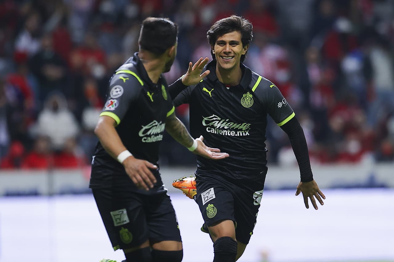 En un partido de poder a poder y donde Chivas se quedó con 10 hombres desde el minuto 27, los Diablos Rojos rescataron el empate sobre la agonía del partido.