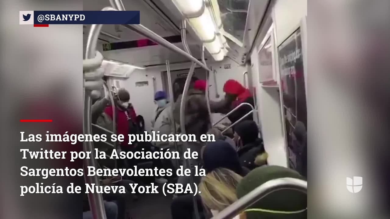 Sujeto enmascarado golpea repetidamente a un hombre en subway lleno de pasajeros