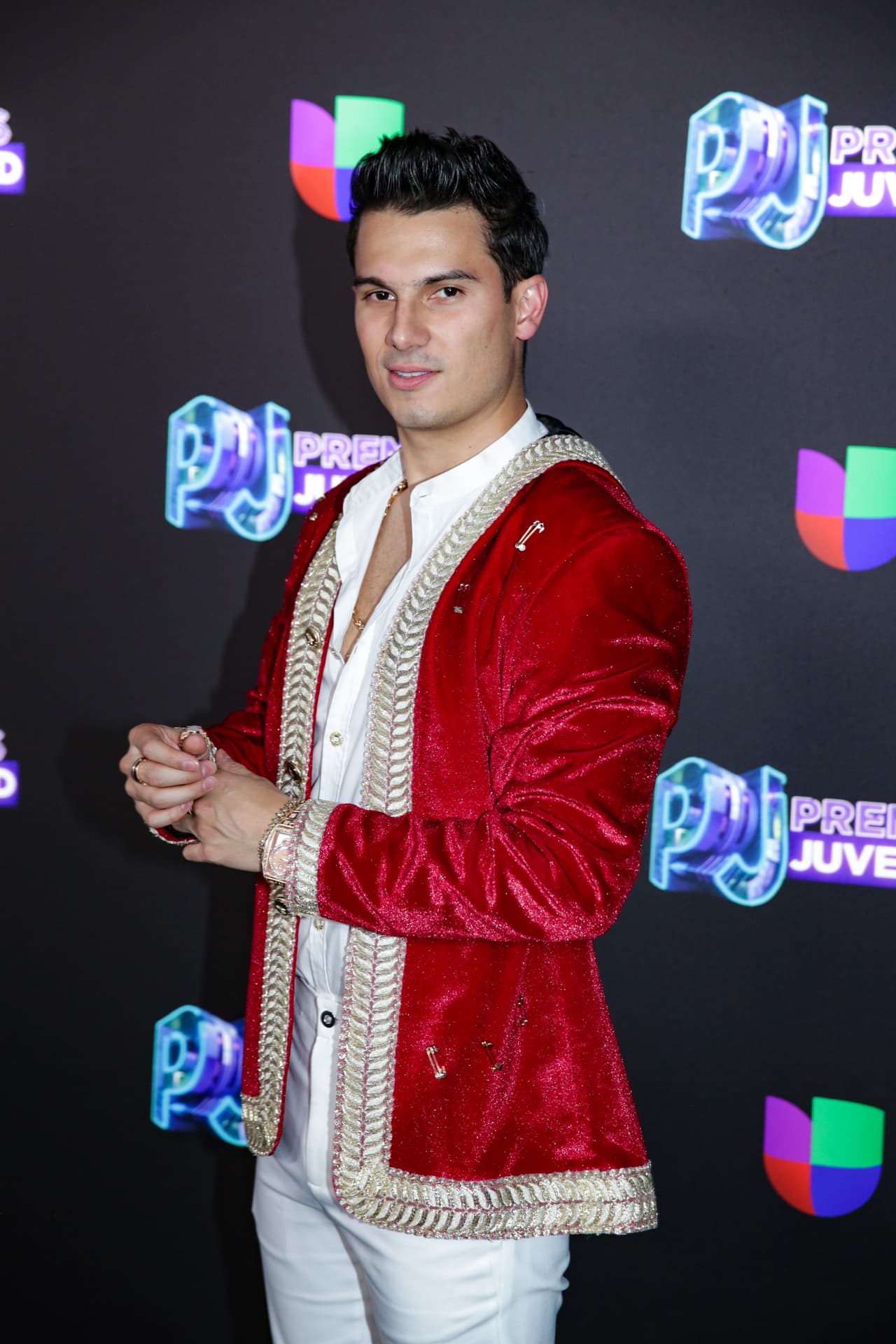 El colombiano Pipe Bueno, quien tendrá una participación en el escenario junto a Ángela Aguilar y Christian Nodal.