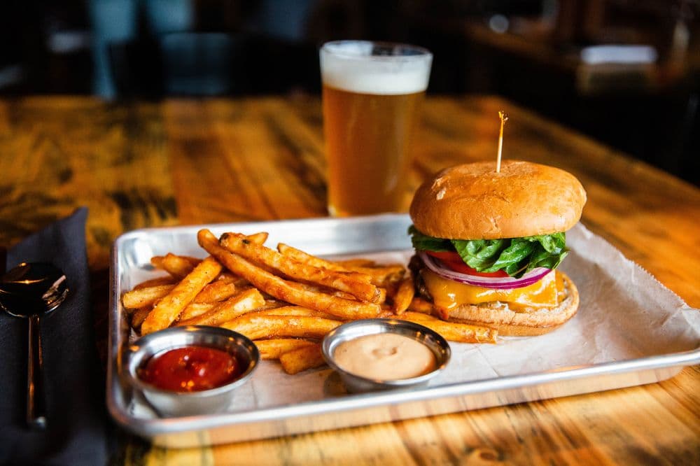 <b>Wheelhouse Craft Pub And Kitchen</b>
<br>1479 Scott Blvd Decatur, GA 30030
<br>Teléfono: (470) 240-4945
<br>Sitio web: 
<a href="https://www.wheelhousepubdecatur.com/">https://www.wheelhousepubdecatur.com/</a> 
<br>
<a href="https://www.yelp.com/map/wheelhouse-craft-pub-and-kitchen-decatur">Cómo llegar</a>
<br>
<br>Según sus dueños, el local sirve “comida clásica de pub hecha de la manera correcta: desde cero y cocinada a pedido. La lista de bebidas se centra en cerveza y licores locales”.