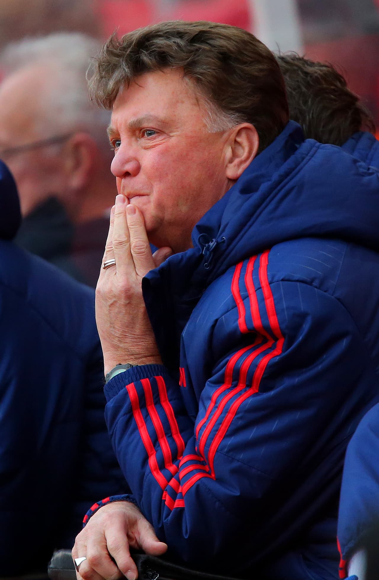 Los medios de comunicación ya le daban pocas horas en el banquillo al técnico de los Red Devils, Louis Van Gaal, por los resultados en la liga y por su eliminación en Champions League. Ahora tienen la certeza del cese del holandés.