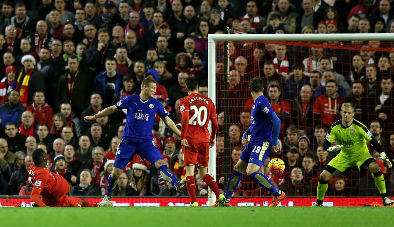 El otro equipo sorpresa de la temporada en Inglaterra es el Leicester. Líder con todas las de la ley no pudo en su visita a Anfield y cayó por segunda ocasión en lo que va de la campaña.