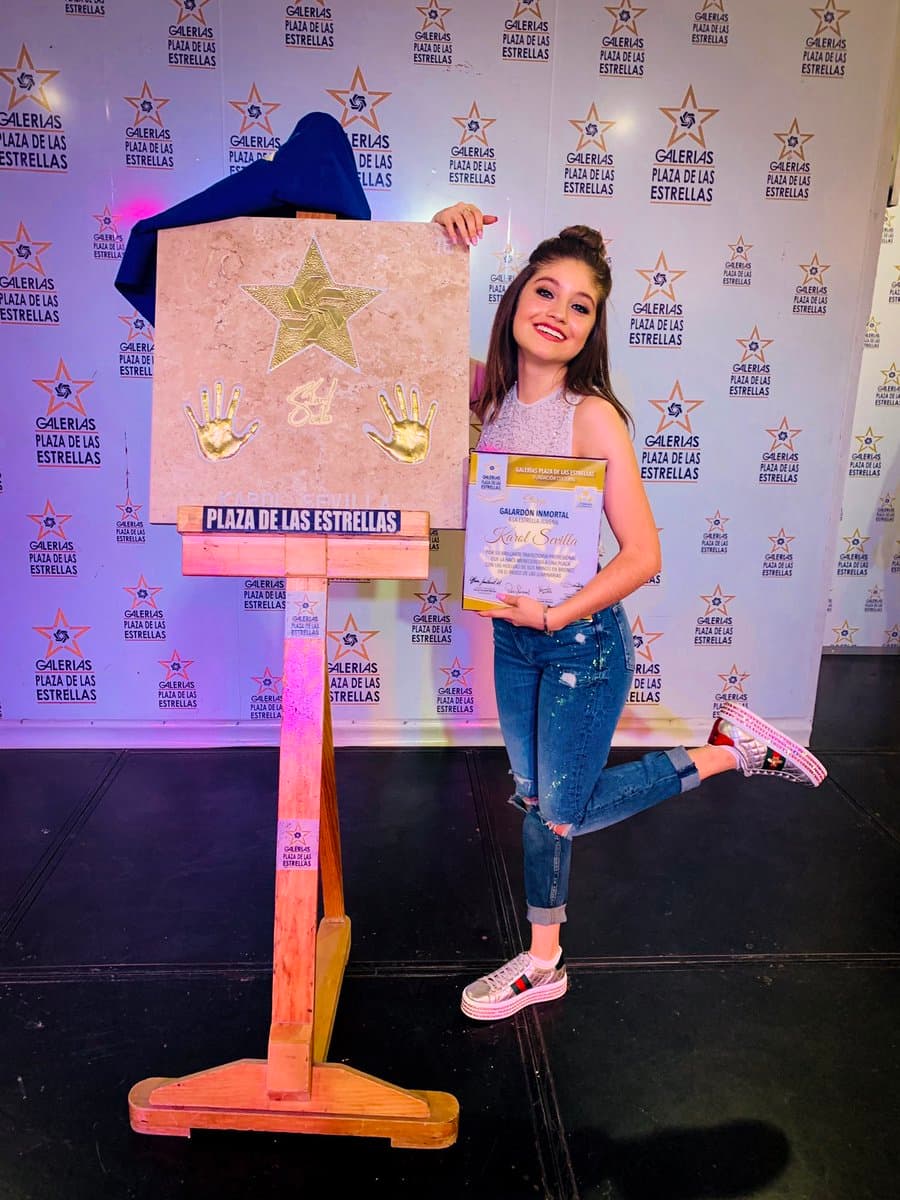 En el escenario señaló que quería obsequiar este logro "a ustedes" (sus fans). Agregó que sus huellas en la llamada Plaza de las Estrellas "es un esfuerzo de todos".