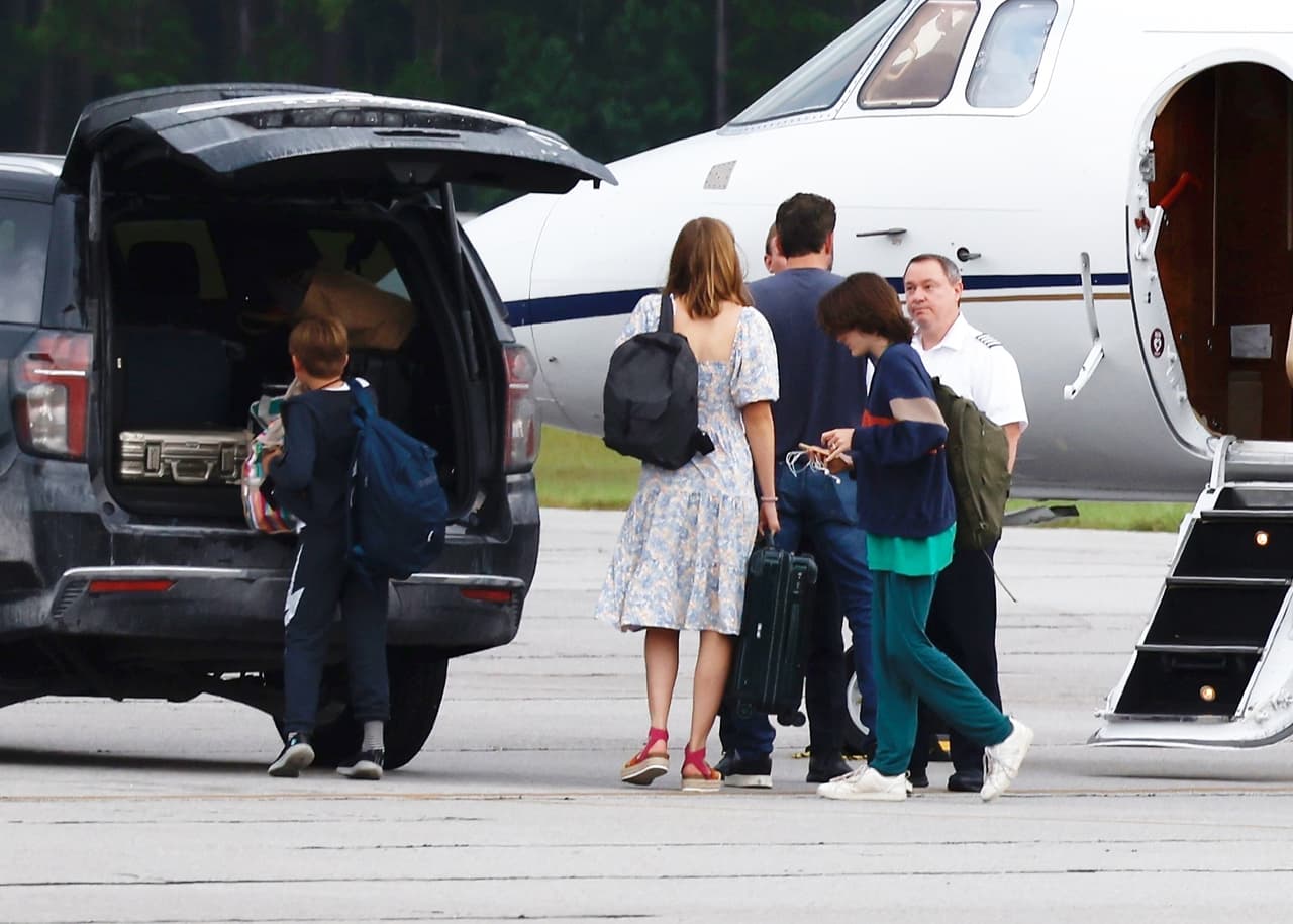 <b><a href="https://www.univision.com/famosos/hijos-de-ben-affleck-y-jennifer-garner-fotos" target="_blank">Affleck apareció así dejando a sus tres hijos</a></b> en un aeropuerto privado en Savannah.
<br>
