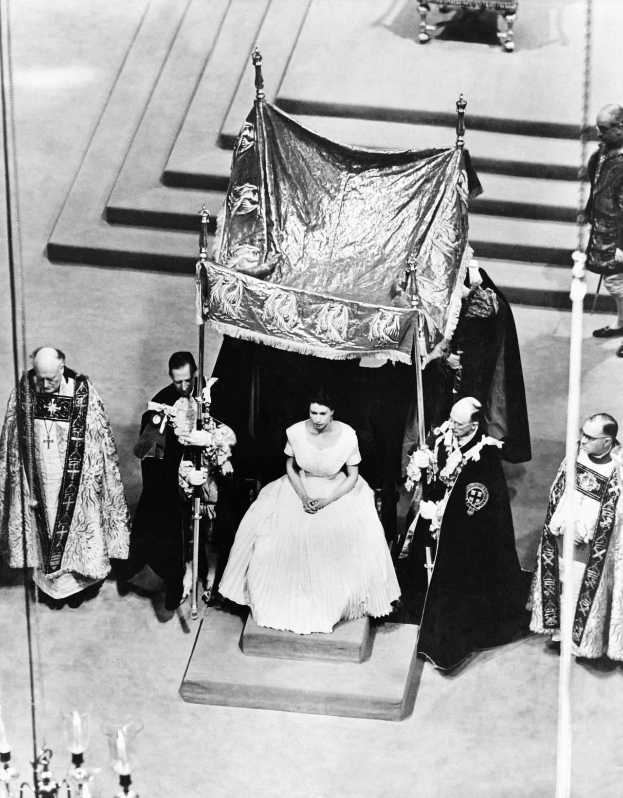 La coronación de Isabel II fue transmitida por televisión para todo el mundo, un hecho innovador en la historia de las coronaciones de la familia real británica. En total más de 27 millones de personas pudieron ver el acto en vivo.