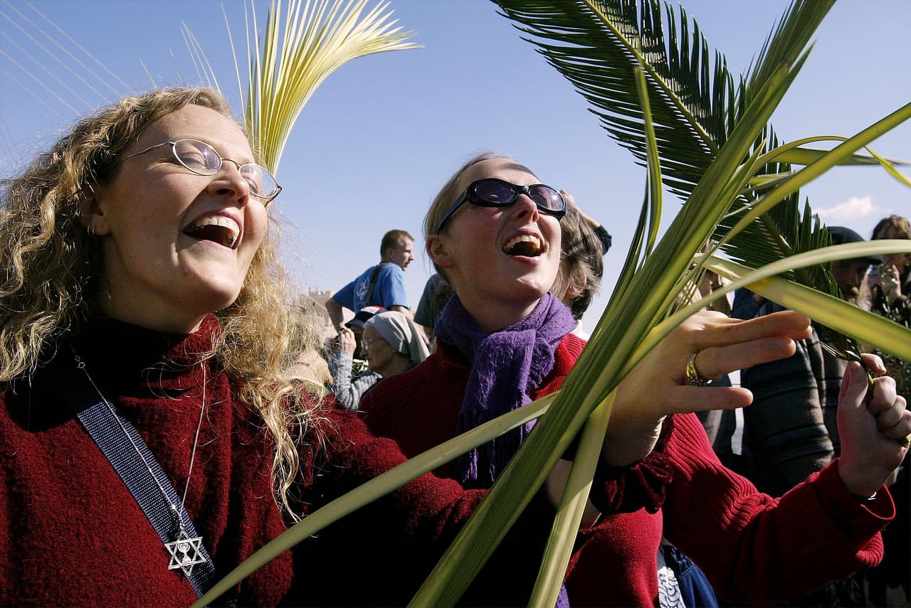 Cuando llegó a Jerusalén para celebrar la pascua, Jesús les pidió a sus discípulos traer un burrito, y entonces lo montó. Al verlo en Jerusalén, la gente tendía sus mantos por el camino y otros cortaron ramas de árboles, palmeras y otras plantas como olivos para "alfombrarle" el paso, tal como acostumbraban saludar a los reyes.