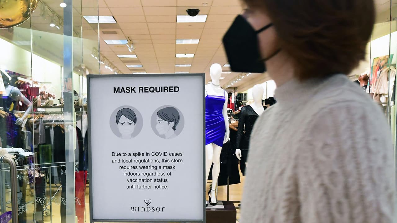 Los Ángeles, cada vez más cerca de volver al uso obligatorio de mascarilla por aumento de casos de coronavirus