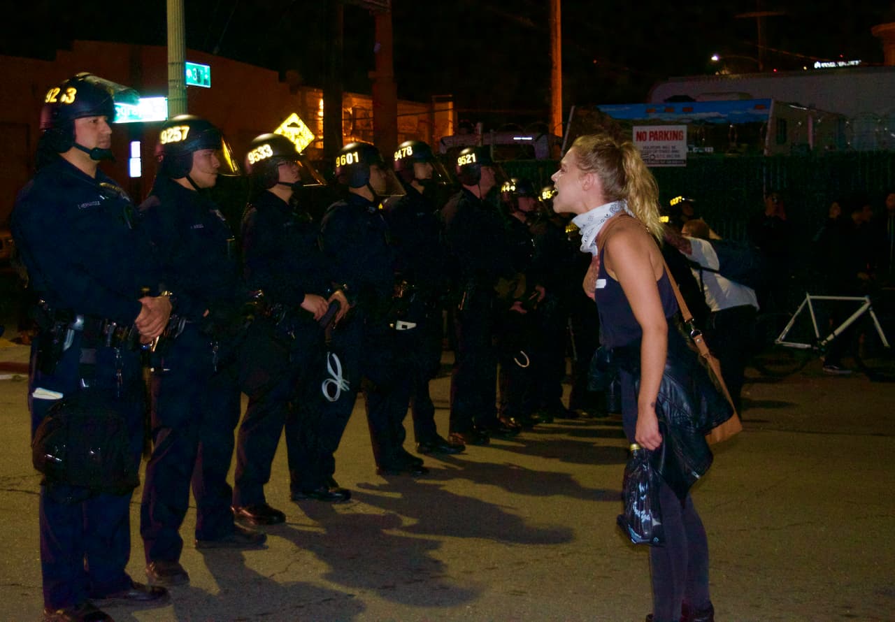 Una joven le grita al grupo de policías que impiden su paso que la protesta es pacífica y que seguro ellos quieren lo mismo que todos: "Un mundo sin odios". Atrás la gente canta: "Así es como luce una policía estatal".