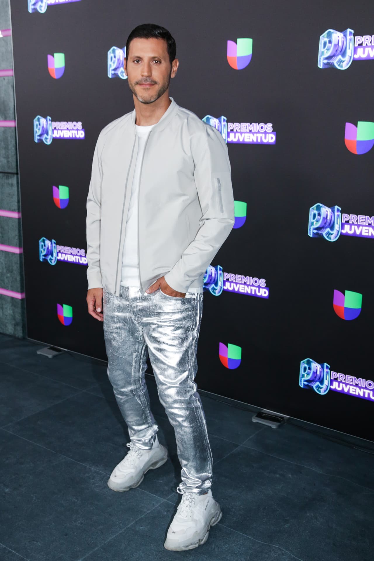 El argentino llevó pantalones plateados, chamarra gris claro y calzado deportivo.