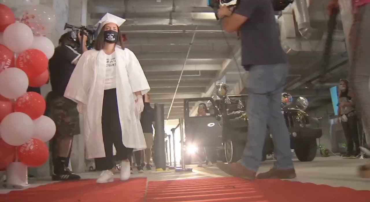 Una de las mejores noticias que se dieron en la reunión es que este año sí habrá graduaciones de secundaria en Miami-Dade, entre el 1 y 9 de junio, aunque con fuertes protocolos de seguridad, como el uso obligatorio de mascarilla y la distancia de 6 pies entre personas.
<br>