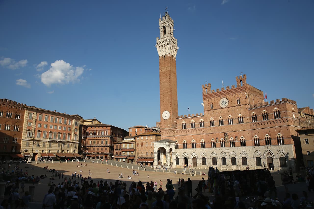<h3 class="cms-H3-H3">7. Siena, Italia</h3>
<br>
<br>Como muchas ciudades del país, en Siena, en la famosa Toscana italiana,
<b>todos los caminos tienen un mismo destino: el centro, en este caso la famosa Piazza del Campo. </b>Este emblema de Siena sigue funcionando -desde hace siglos- como el centro social de la ciudad, con Il Doumo mirando
<b>siempre en lo alto de una colina con su incomparable piso de mosaico de mármol.</b>
<br>