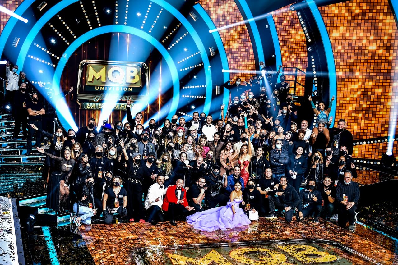 Todo el equipo que hizo posible Mira Quién Baila 2021 posando para la foto del recuerdo para agradecer la preferencia del público que hizo de este reality show el favorito de las familias hispanas en Estados Unidos.