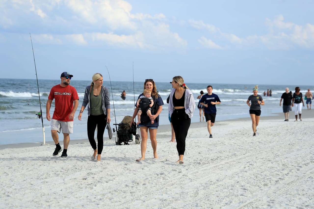 A pesar de que el alcalde ha sido criticado en medios locales y nacionales, él afirma que las personas han cumplido con el distanciamiento social para prevenir la propagación del coronavirus y se han portado de forma responsable. Fue felicitado por el gobernador Ron DeSantis. 
<br>