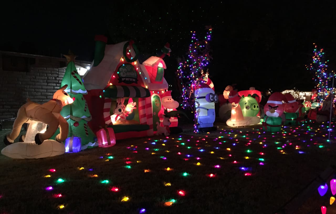 Los muñecos inflables con cientos de luces se observan a lo largo del recorrido.