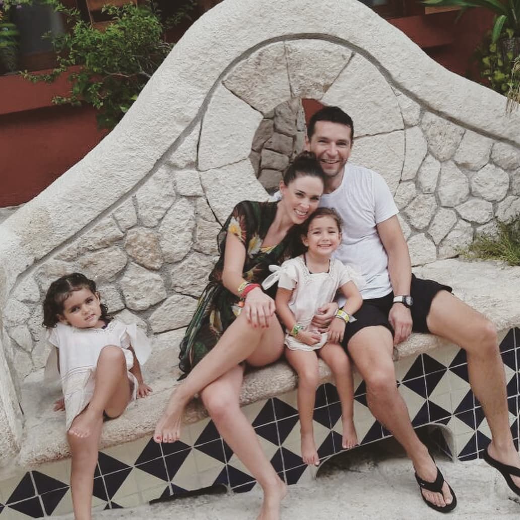 Hace algunos meses la pareja aseguró que podría buscar a un cuarto bebé, pues Martín quiere tener entre sus brazos a un niño. Recordemos que en el primer embarazo Jackie esperaba mellizos, pero desafortunadamente 
<b><a href="https://www.univision.com/entretenimiento/chismes/jacqueline-bracamontes-triste-por-la-muerte-de-uno-de-sus-bebes">el niño murió al poco tiempo de haber nacido</a></b> por complicaciones respiratorias.