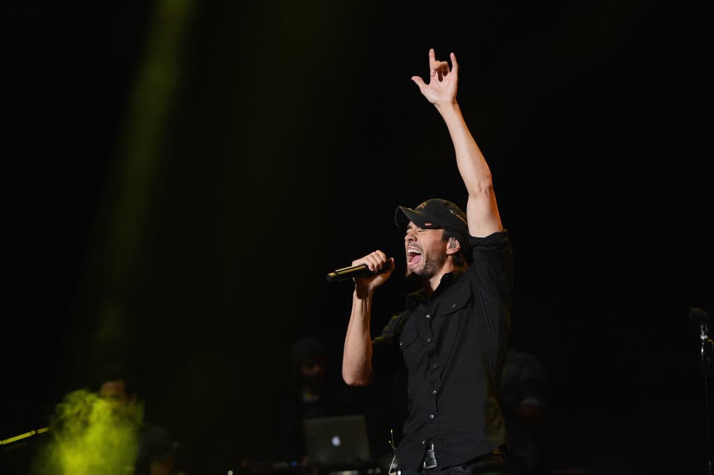 <b>Enrique Iglesias</b>
<br>Algunos de sus mayores éxitos musicales son en inglés, tales como ‘Bailamos’, ‘Hero’, y ‘I like it’, entre muchos otros.