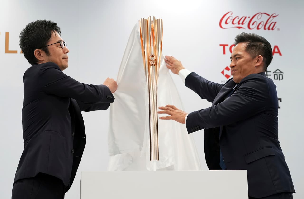 Tokujin Yaoshioka (izq.), diseñador jefe de la antorcha olímpica de los Juegos de Tokio 2020, y Tadahiro Nomura (der.), tricampeón olímpico de judo, posaron durante la ceremonia de presentación.