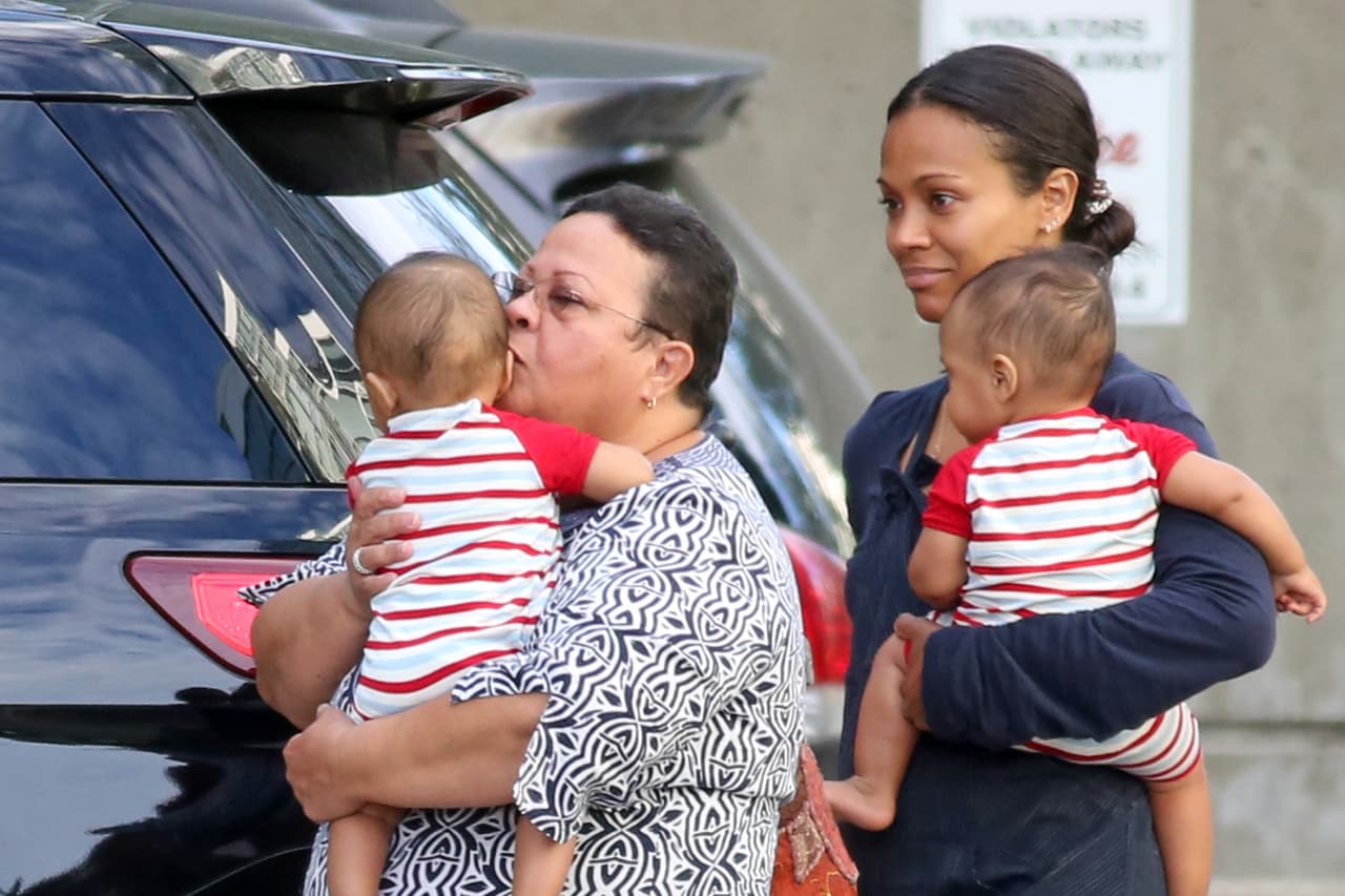 Zoe Saldaña y su mami Asalia salieron de paseo con los gemelitos.