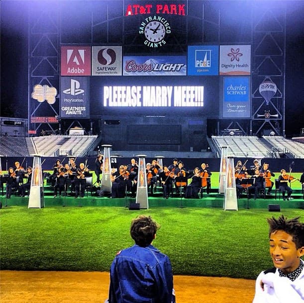 El evento, que fue televisado por el 'reality show' de las Kardashians, también contó con la presencia de una banda sonora, al igual que familiares y amigos de la pareja.