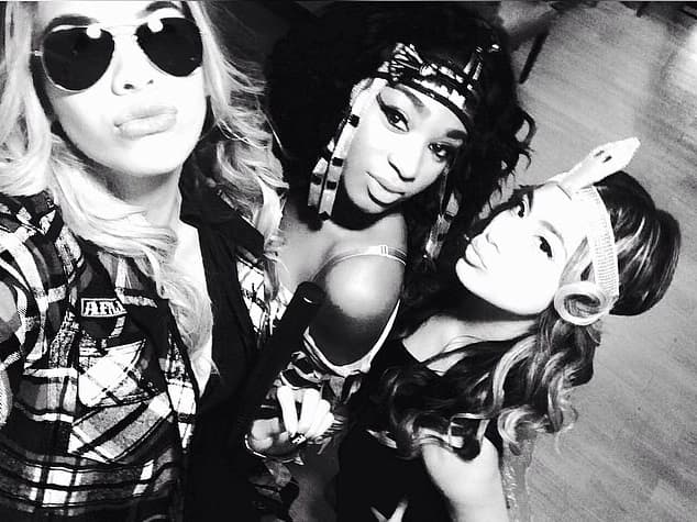 Las gafas y los accesorios 'cute' no pueden faltar en el tocador de las Fifth Harmony.
