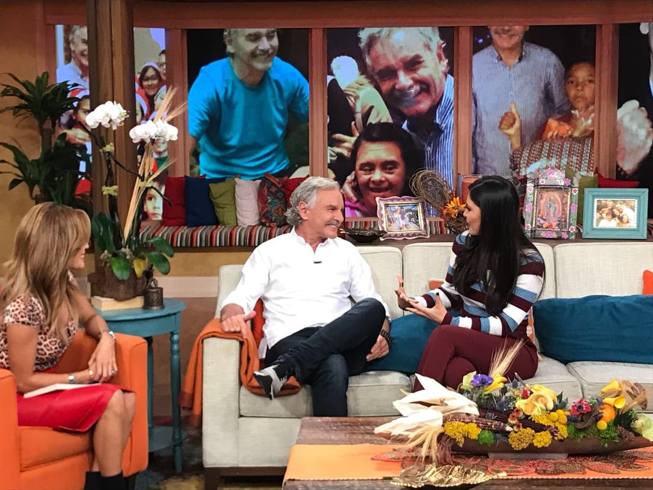 Chiqui y Karla escucharon atentas la filosofía de vida de este hombre lleno de gratitud y valores.