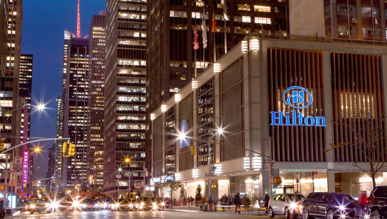 Si lo tuyo es la vibra de ciudad, nada supera Nueva York durante el desfile de Macy’s. El New York Hilton Midtown tiene una ubicación perfecta sobre la ruta del desfile en la Sexta Avenida. Algunos paquetes incluso incluyen acceso VIP y desayunos especiales con vista directa a los globos y carrozas. Una experiencia totalmente neoyorquina.