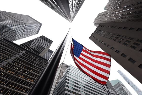 En el primer lugar de la lista se encuentra 
<b>Estados Unidos, al posicionarse como la primera opción</b> para las personas de América Latina, El Caribe y África. Para los europeos se coloca como la segunda oipción y en Asia está en el tercer puesto. Sin embargo, la tendencia se ha reducido y podría bajar más si continúa la actual política migratoria que ha promovido el presidente Donald Trump.