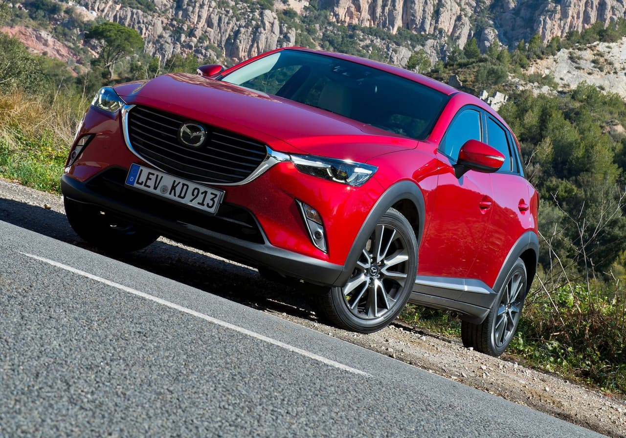 8 - Mazda CX-3 2016: Basado en el lenguaje de diseño KODO de la marca japonesa, este vehículo del segmento de los utilitarios compactos cuenta con un motor 4 cilindros de 2.0 litros que desarrolla 146 HP y 146 lbs-pie de torque, acoplado a una transmisión automática de 6 marchas. Puede optarse por tracción delantera o total. Según la fuente, se puede acceder a este auto por 287 dólares al mes.