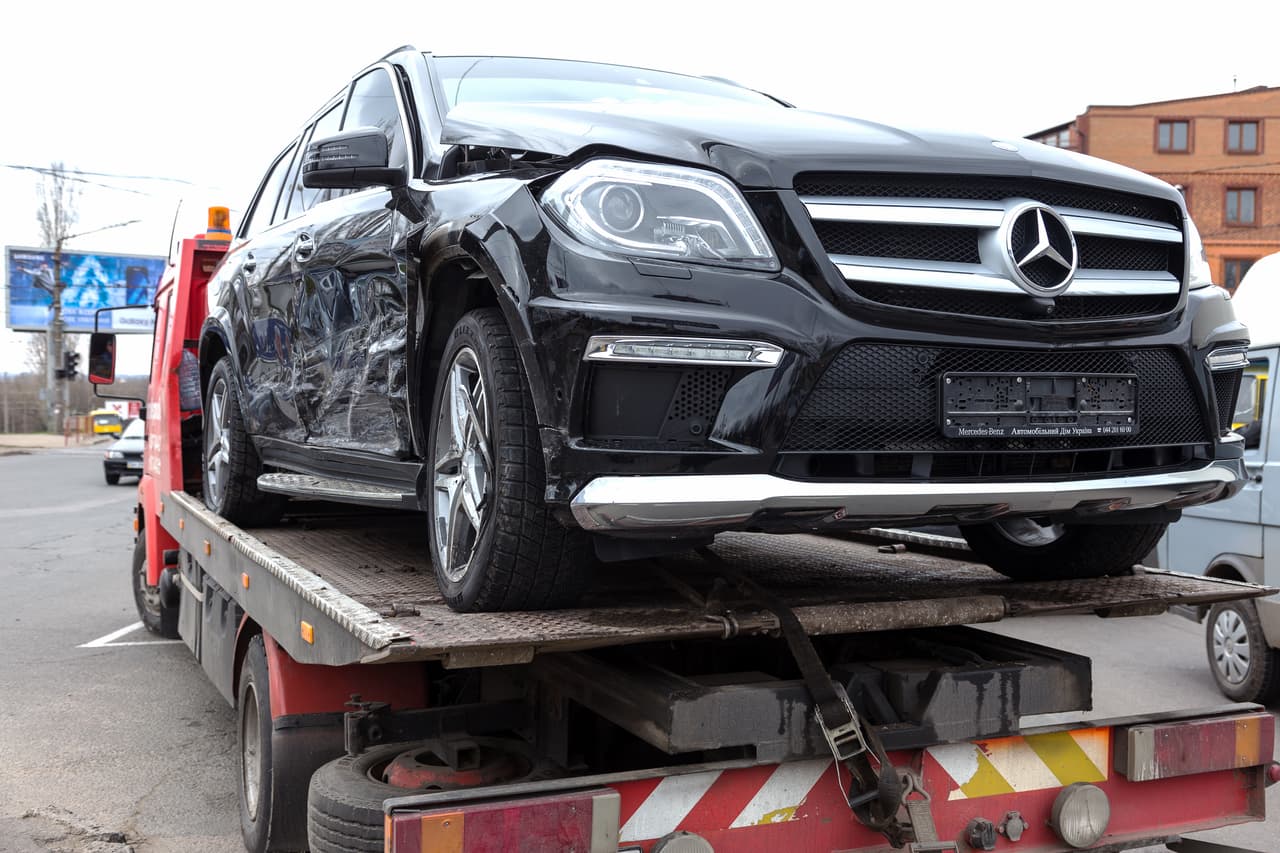 Adquirir un auto dañado a través de un particular o directamente en una subasta, significa comprar un auto a menor precio, pero no será la única inversión que tendrás que hacer, pues en la mayoría de los casos tendrás que reparar fallas mecánicas en el corto y largo plazo. 
<br>Podrás adquirir el modelo de tus sueños, ya que puedes encontrar desde carros deportivos, SUV’s de lujo, motos y en algunos lugares hasta camiones, pero al paso del tiempo el precio puede ser muy alto.